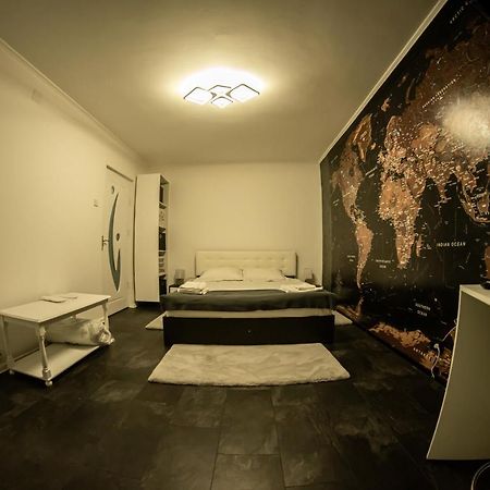 Studio Six Continents Петрошани Экстерьер фото